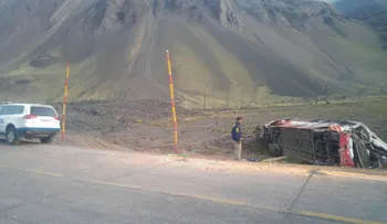 Accidente de autobús de escuela de fútbol chilena deja 3 niños muertos