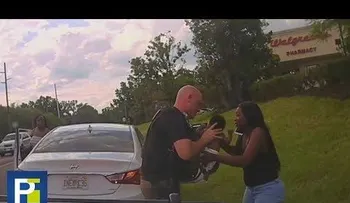 Policía ayuda salvar vida de bebé que dejó de respirar (EEUU)