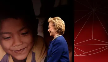 Video: una mujer le lanzó un zapato a Hillary Clinton