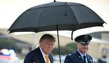 Trump amenaza con golpear "muy duro" a Irán si se confirma su vínculo con el ataque a un vuelo de Flydubai