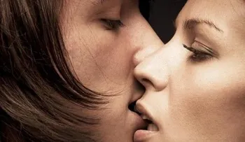 Un único beso transmite 80 millones de bacterias
