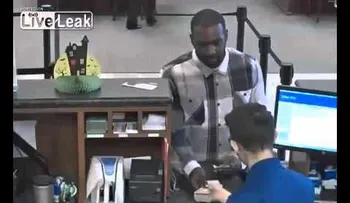 Un hombre armado con un papel asalta un banco: ¿qué decía la nota?