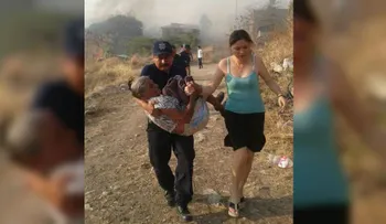 Policía mexicano salva a anciana de 90 años en un incendio