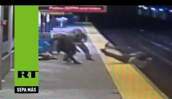 El dramático ataque contra un viajero en el metro de Filadelfia (VIDEO)