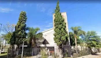 En plena misa un sacerdote evitó que un hombre matara a su ex pareja 