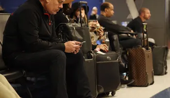 Aprende a proteger tu celular de agentes de inmigración si viajas a Estados Unidos