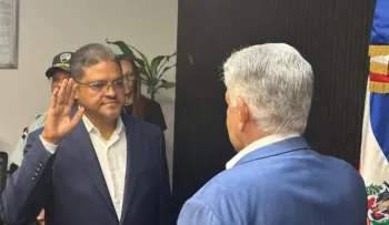 Eduardo Estrella juramenta a Juan Manuel Méndez como nuevo director del Intrant