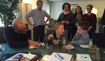 Un niño con cáncer terminal recauda dos millones de dólares pintando uñas