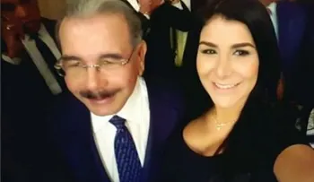 Critican DM se tirara selfie con modelo que salió desnuda en Playboy