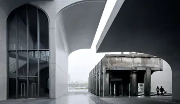 Los fotógrafos de arquitectura más famosos incluyen nuevamente personas en sus fotos