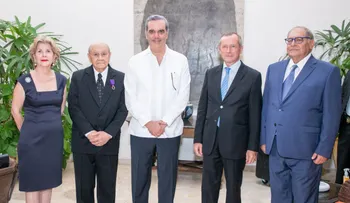 Presidente Abinader asiste al acto de condecoración realizado por la embajada de Francia a Franklyn Holguín Haché, rector de APEC