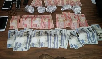 Detienen a miembro DNCD y exagente policial con supuesta droga y copias de billetes