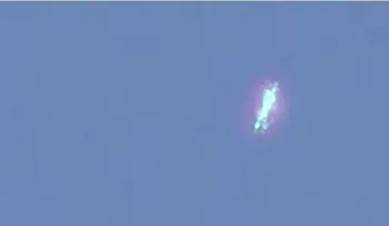 Extraña figura es fotografiada en el cielo