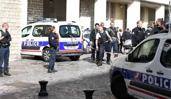 Ataque en París: un auto atropelló a un grupo de soldados dejando al menos 3 heridos de gravedad