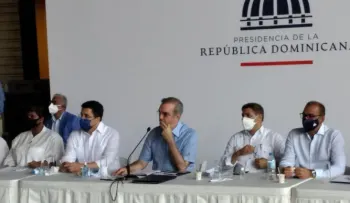 Abinader llama dominicanos a no viajar a Haití por inseguridad