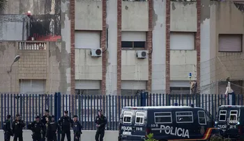 Un hombre ataca con un cuchillo a policías españoles en un puesto fronterizo