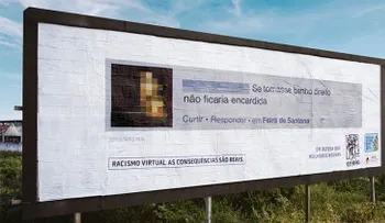 Colocan mensajes de usuarios racistas en pancartas gigantes cerca de sus casas en Brasil