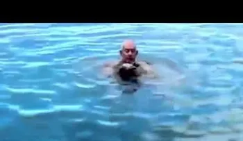  Un exmarine enseña un truco para no morir ahogado
