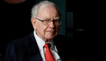 Warren Buffett pide a los jóvenes no medir el éxito por el dinero o la fama: les da consejo para "ganar un 50 % más"