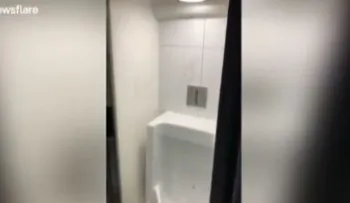 "Fui al baño de un restaurant, pero ¿cómo?, esto es una nevera!", sorprendido de su extravagante diseño