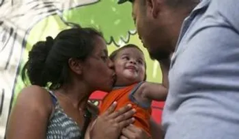 La conmovedora historia de un bebé separado de sus padres por cinco meses