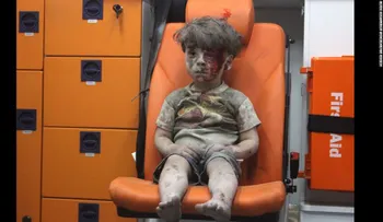 Reaparece Omran, el pequeño que se volvió el rostro del sufrimiento en Aleppo