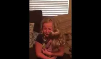 La conmovedora reacción de una niña cuando le regalan una muñeca