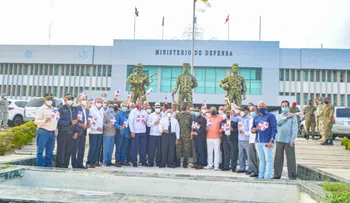 Militares retirados engalanan tradicional ceremonia de izada de banderas