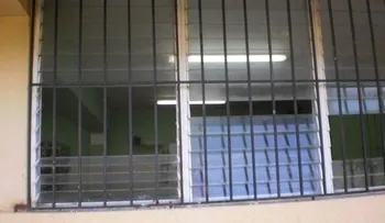 Comunitarios atacan a pedradas liceo del cual robaban luz