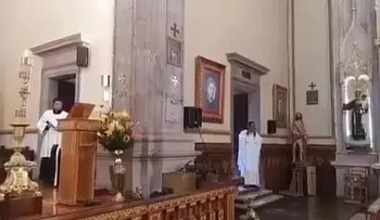 El papa Francisco sorprende a un sacerdote mexicano con un llamado en plena misa