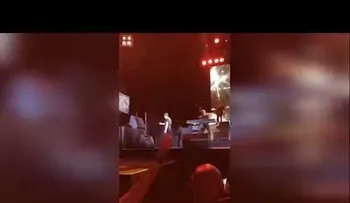Luis Miguel lanzó micrófono a sonidista en concierto en Panamá; fue abucheado