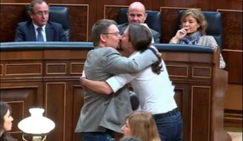 Beso en la boca de diputados españoles Pablo Iglesias y Xavier Domènech causa revuelo en redes