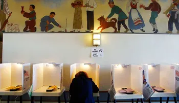 Encuestas muestran alejamiento del voto latino de Trump y su posible efecto en las elecciones intermedias