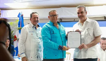 Presidente Abinader entrega más de 41 millones de pesos en préstamos y financiamientos a 244 microempresarios