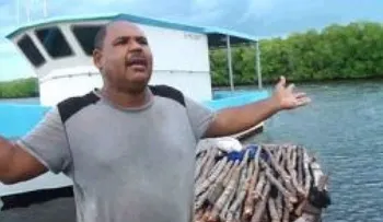 Pescadores de Manzanillo destruyen embarcación de haitianos depredaban manglar