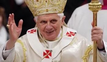 Ratzinger dice renunció al pontificado ante un llamado de Dios