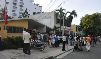 Haitianos piden abrir más oficinas de documentación