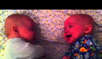 La mamá lo grabó conversando: ¡Pero escucha la conversación...!  (VIDEO)