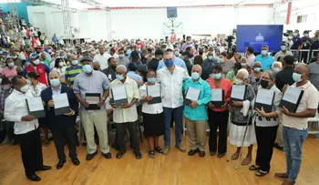 Presidente Abinader entrega 380 títulos en SDE con una inversión de RD$151,680,000
