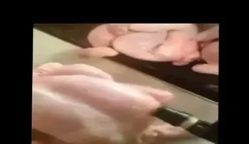 Video: ¿Sabes lo que comes? Así inflan a los pollos antes de ponerlos en venta