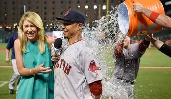 Mookie Betts da tres jonrones y Medias Rojas vencen a Orioles