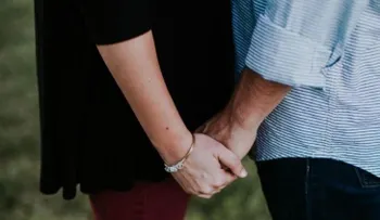 El Phubbing (dejar de atender a alguien por un celular) es la práctica que separa miles de parejas en el MUNDO
