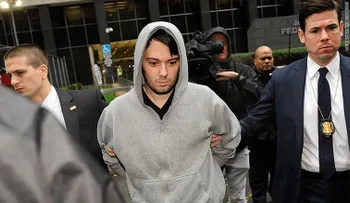 El FBI detiene a dueño de farmacéutica que aumentó 5.000% precio de medicamento
