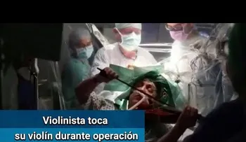 Una violinista con un tumor cerebral toca durante su operación de cerebro, para salvar sus manos