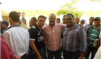 Dirigente del PLD dona útiles deportivos a jóvenes de Palo Alto