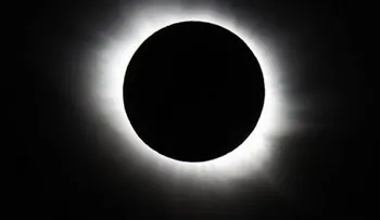 Un eclipse total brilla sobre las islas árticas de Svalbard 
