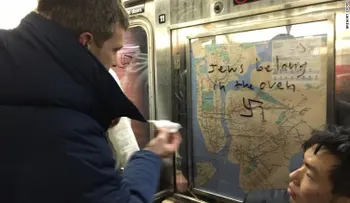 Esvásticas aparecieron en el metro de Nueva York y esta fue la reacción de los pasajeros