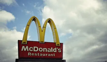 Polémica en McDonald s: No atendemos a gente sin hogar