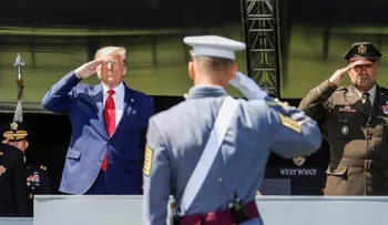 Trump promete "extinguir la plaga" del COVID-19 en un baño de masas militar