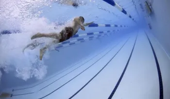 Lo que pone tus ojos rojos en la piscina no es el cloro, sino la orina